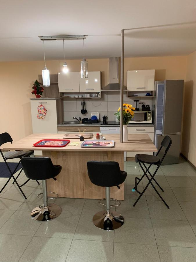 Deli Terasz B Apartman Free Parking, Self-Check-In Anytime Gyor Ngoại thất bức ảnh