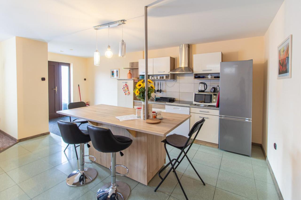 Deli Terasz B Apartman Free Parking, Self-Check-In Anytime Gyor Ngoại thất bức ảnh