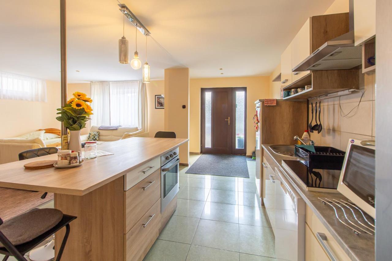 Deli Terasz B Apartman Free Parking, Self-Check-In Anytime Gyor Ngoại thất bức ảnh
