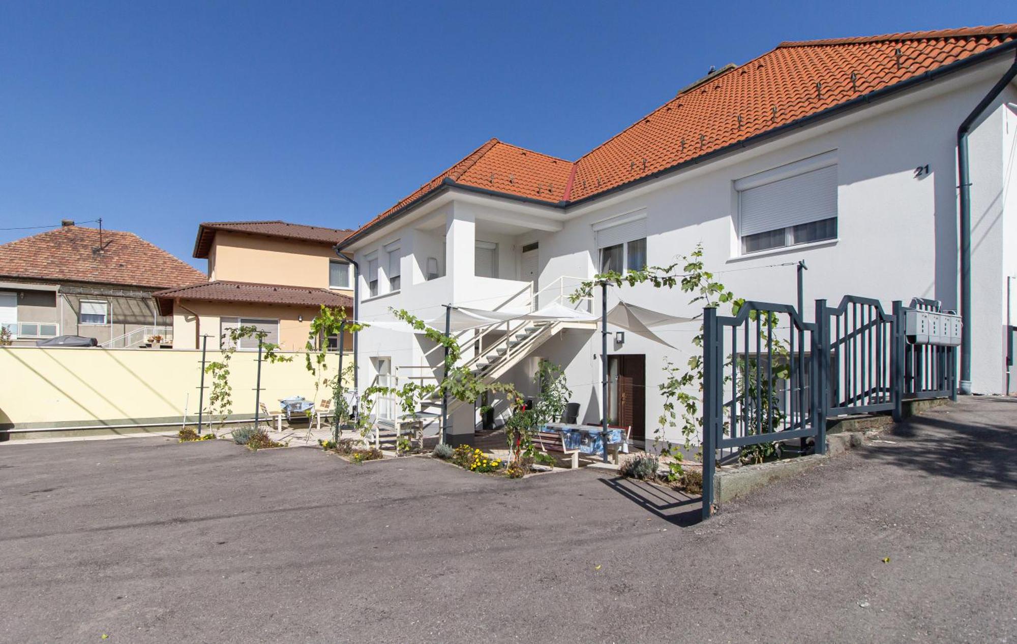 Deli Terasz B Apartman Free Parking, Self-Check-In Anytime Gyor Ngoại thất bức ảnh